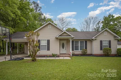 124 Woodside Ln, Lancaster, SC 29720