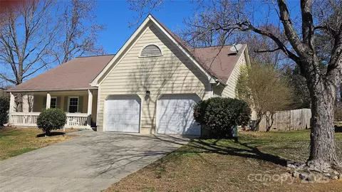 9901 Fairlea Dr, Charlotte, NC 28269