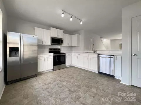 4070 Shasta Cir, Clover, SC 29710 photo 6