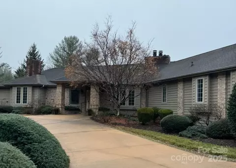 63 Oak Gate Dr, Hendersonville, NC 28739