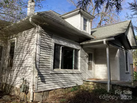 213 Spring St, Hendersonville, NC 28739
