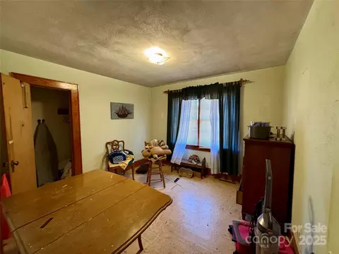 Bedroom - 4073 Lee Cline Rd, Conover, NC 28613 photo 3 of 6