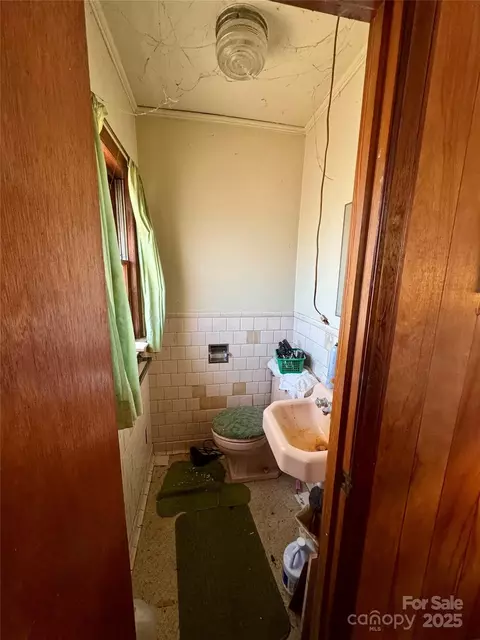Bath - 4073 Lee Cline Rd, Conover, NC 28613 photo 1 of 2