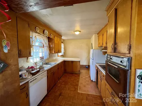 Kitchen - 4073 Lee Cline Rd, Conover, NC 28613 photo 2 of 3