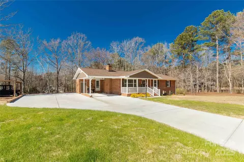 2862 Courtside Dr, Lancaster, SC 29720 photo 2