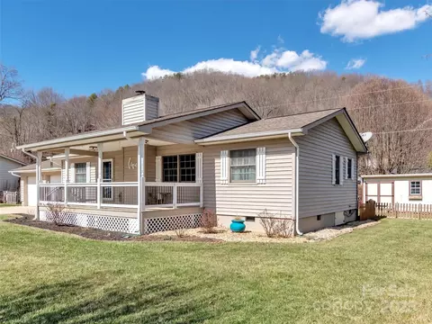 52 Sunflower Ln, Waynesville, NC 28785