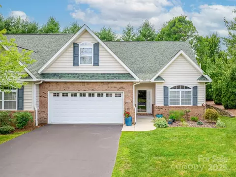 106 Victoria Park Dr, Hendersonville, NC 28792