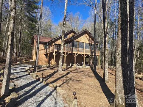 662 Cherokee Pt, Lake Toxaway, NC 28747