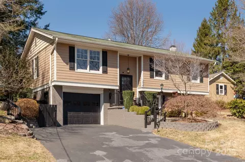 1203 Pinebrook Cir, Hendersonville, NC 28739