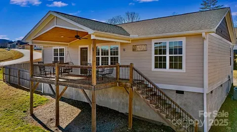 16 Mckena Hill Ln, Candler, NC 28715