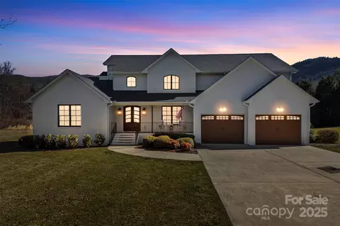 28 Sovereign Ln, Fairview, NC 28730