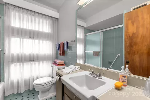 Bath - 906 Forest Dr, Lancaster, SC 29720 photo 2 of 3