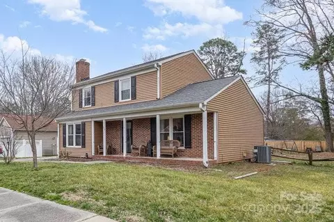 307 Matthews Crossing Dr, Matthews, NC 28105