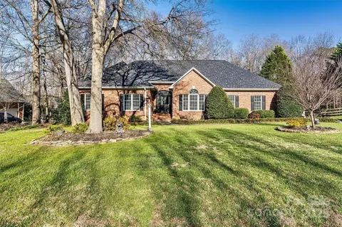 8808 Fallsdale Dr, Charlotte, NC 28214