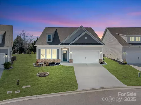49 Fox Cove Rd, Hendersonville, NC 28792