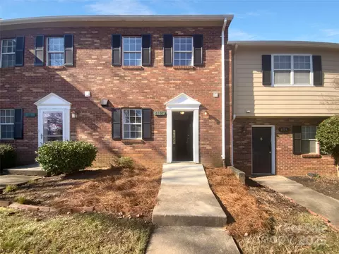6108 Heath Ridge Ct, Charlotte, NC 28210
