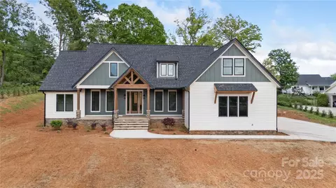 135 Westview Dr, Hendersonville, NC 28791