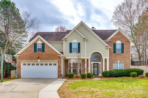 736 Meadow Lake Dr, Matthews, NC 28105