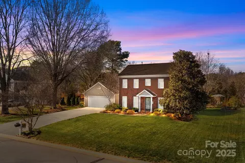 13717 Strathaven Dr, Matthews, NC 28105