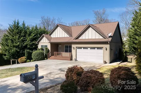 31 White Pine Dr, Asheville, NC 28805