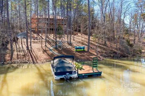 940 Hawk Ridge Dr, Mill Spring, NC 28756