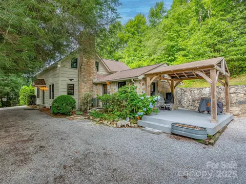 651 Macedonia Rd, Saluda, NC 28773