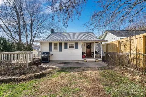 104 Arnold Rd, Asheville, NC 28805