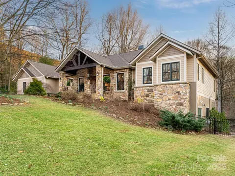 660 Wickhams Fancy Dr, Biltmore Lake, NC 28715