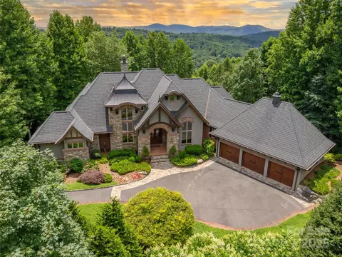 307 Piney Knoll Ln, Hendersonville, NC 28739