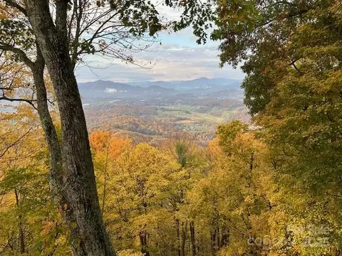 74 Olympia Ln, Waynesville, NC 28786