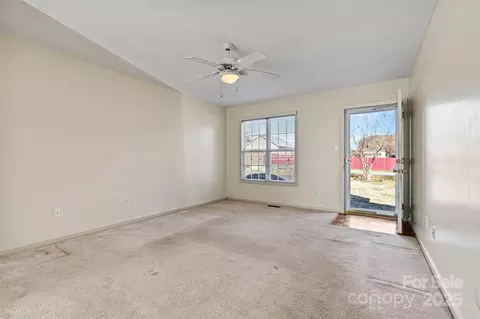 Living - 2107 Summerfield Cir, Conover, NC 28613 photo 2 of 4
