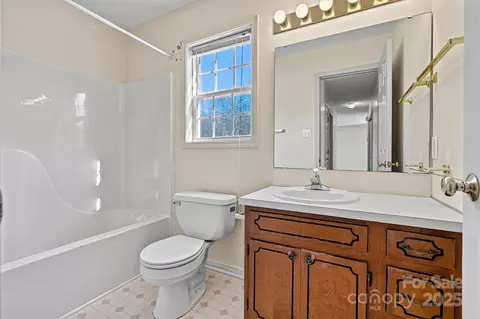 Bath - 2107 Summerfield Cir, Conover, NC 28613 photo 2 of 2