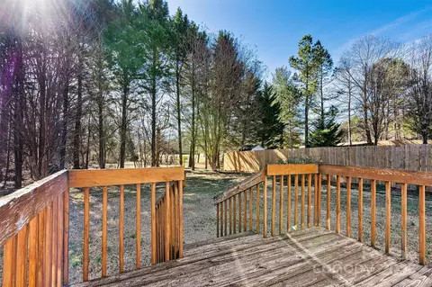 Exterior - 2107 Summerfield Cir, Conover, NC 28613 photo 6 of 7