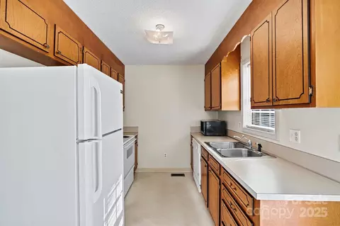 Kitchen - 2107 Summerfield Cir, Conover, NC 28613 photo 1 of 3