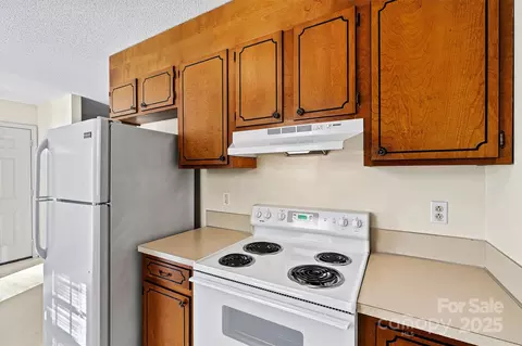 Kitchen - 2107 Summerfield Cir, Conover, NC 28613 photo 2 of 3