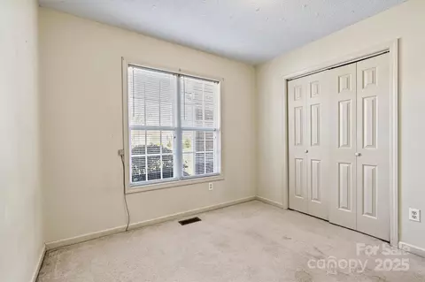Bedroom - 2107 Summerfield Cir, Conover, NC 28613 photo 6 of 10