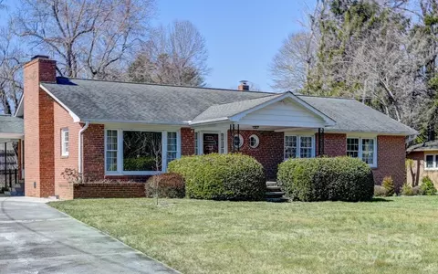1621 Camelot Dr, Hendersonville, NC 28739