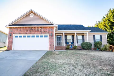 217 Pine Meadows Cir, Hickory, NC 28601