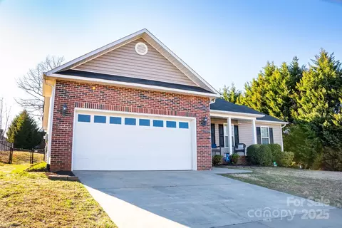 217 Pine Meadows Cir, Hickory, NC 28601 photo 2