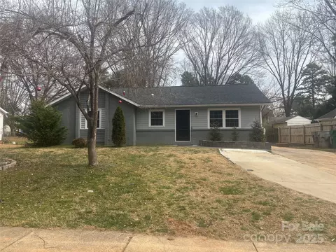 4825 Farm Pond Ln, Charlotte, NC 28212