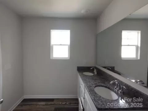 Bath - 2792 5th Ne Ave NE, Hickory, NC 28601 photo 1 of 2
