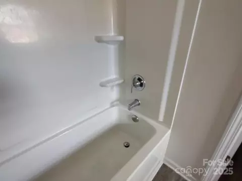 Bath - 2792 5th Ne Ave NE, Hickory, NC 28601 photo 2 of 2