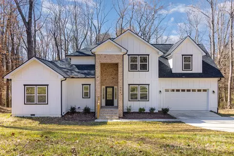606 Saint Cloud Dr, Statesville, NC 28625