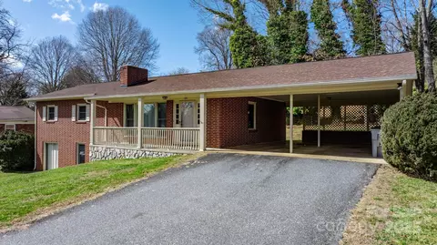 919 Pinecrest Ne Pl NE, Lenoir, NC 28645