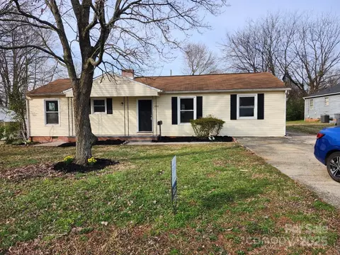 2908 Bellaire Dr, Charlotte, NC 28216