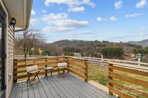 83 Roland St, Burnsville, NC 28714
