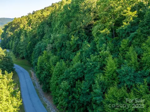 811 Grand Oaks Dr, Hendersonville, NC 28792
