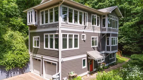 322 Crestview Dr, Black Mountain, NC 28711