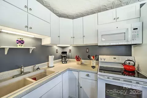 Kitchen - 1152 S River Rd, Sylva, NC 28779 photo 2 of 2
