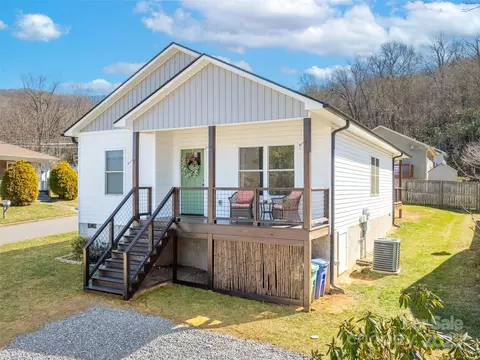 2 Half Moon Dr, Swannanoa, NC 28778
